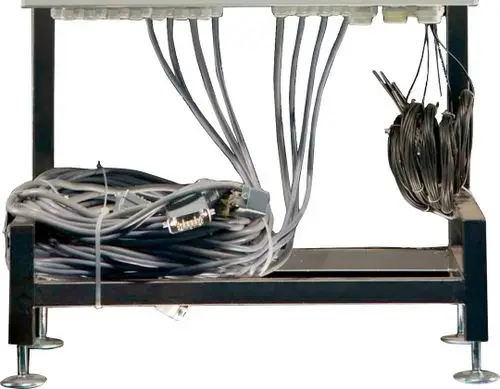 Bosch Verkabelungssystem mit mehreren Kabeln für Heizkreise, angeordnet auf einem stabilen Gestell, mit Kabeln geordnet und teils aufgewickelt.